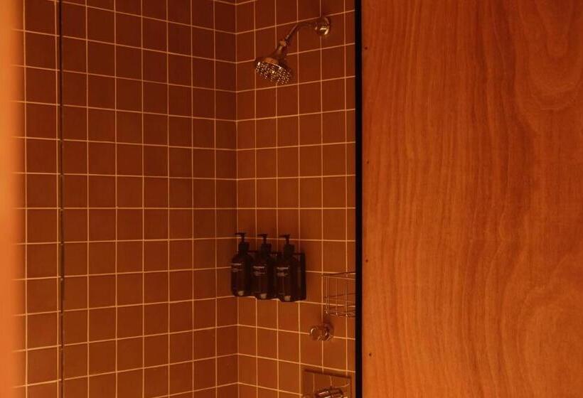 اتاق استاندارد با تخت دو نفره بزرگ, Rooms Hotel - Batumi