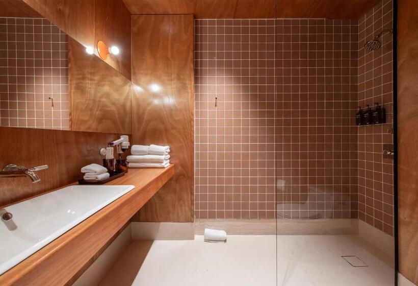 اتاق استاندارد با تخت دو نفره بزرگ, Rooms Hotel - Batumi