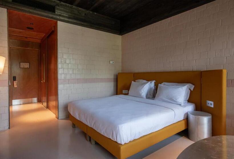 اتاق استاندارد با تخت دو نفره بزرگ, Rooms Hotel - Batumi