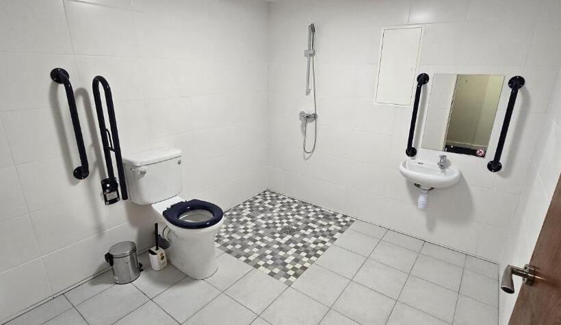 غرفة قياسية لذوى الاحتياجات الخاصة, The Carmichael   Hull City Centre