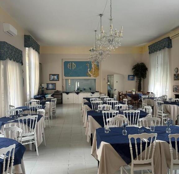 اتاق استاندارد سه نفره, Room In Guest Room Viareggio Old Style Sea View