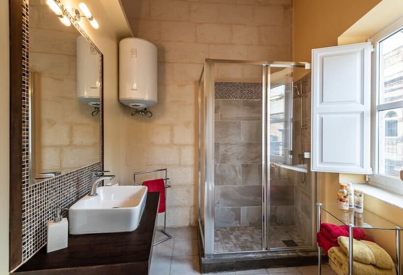 اتاق لوکس, The Stone House