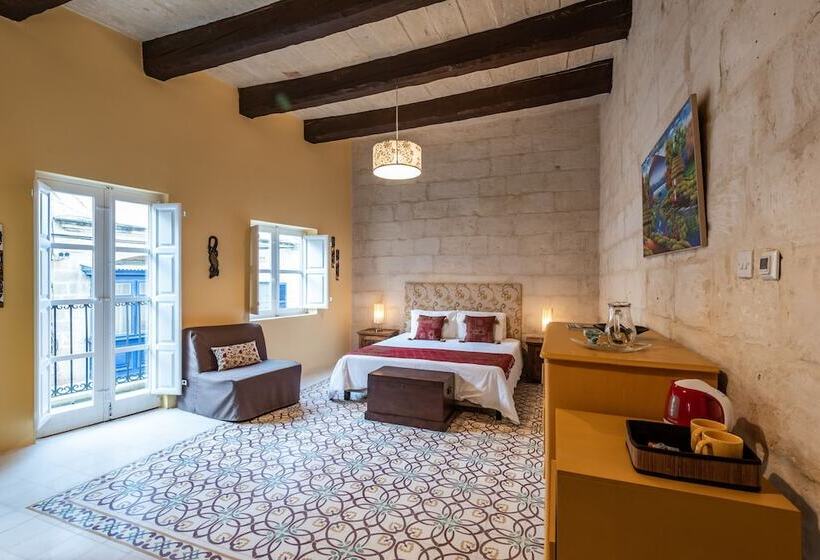 اتاق لوکس, The Stone House