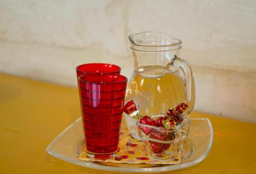 اتاق لوکس, The Stone House