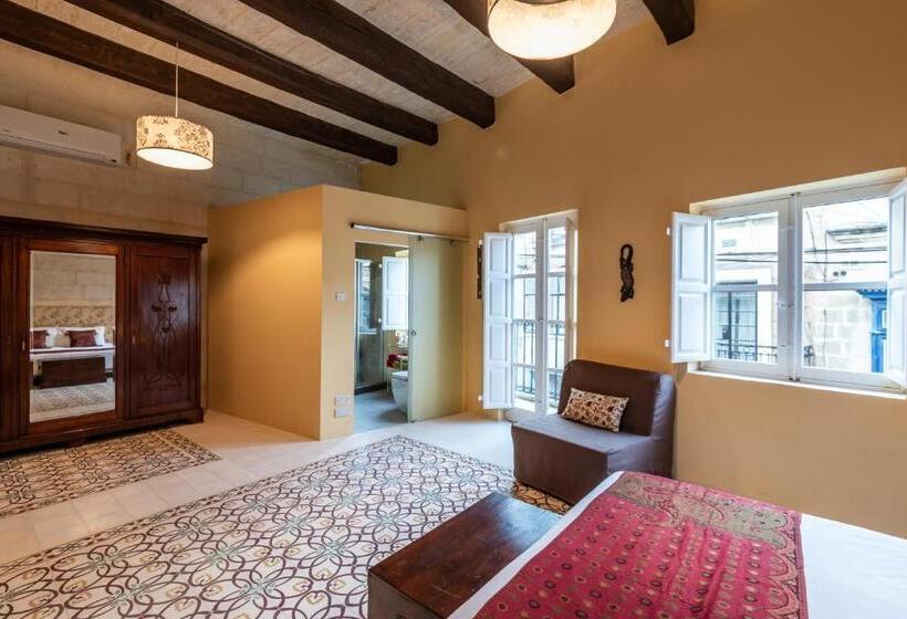 اتاق لوکس, The Stone House