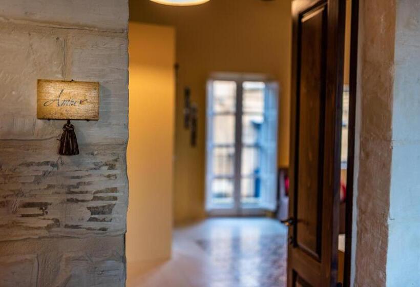 اتاق لوکس, The Stone House