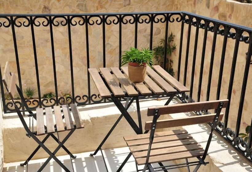 اتاق استاندارد با بالکن, The Stone House