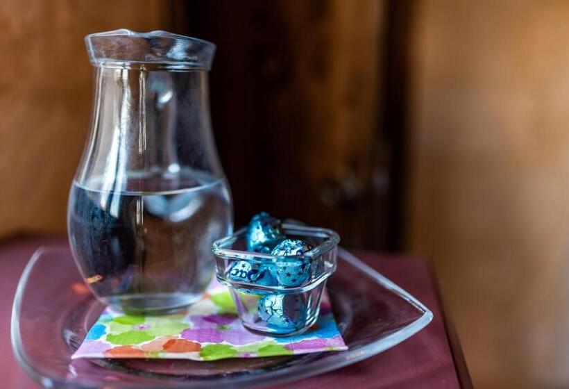 اتاق استاندارد با بالکن, The Stone House