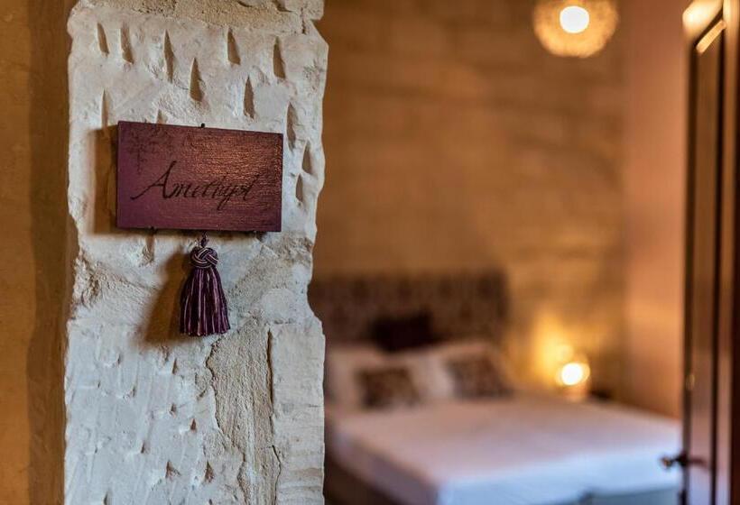 اتاق استاندارد با بالکن, The Stone House