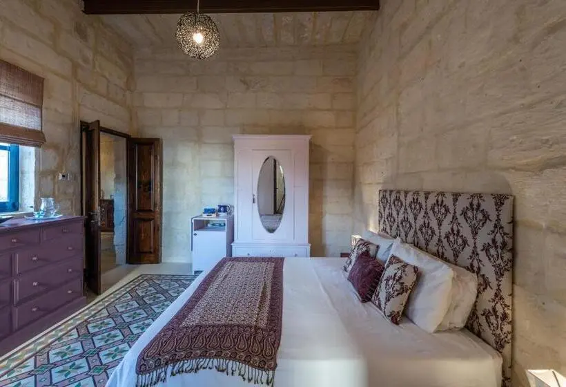 اتاق استاندارد با بالکن, The Stone House