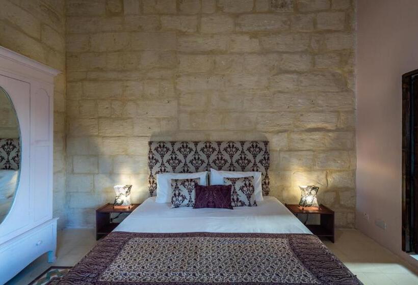 اتاق استاندارد با بالکن, The Stone House