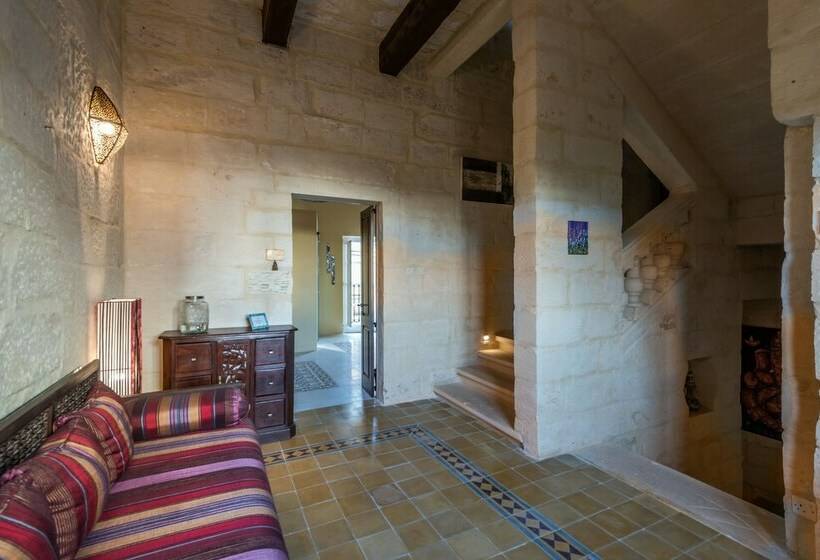 اتاق لوکس, The Stone House