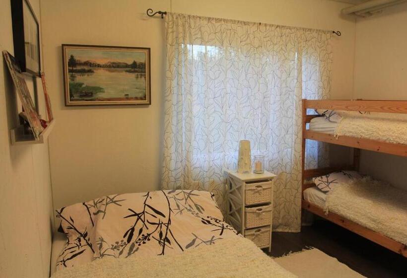 חדר סטנדרט לשלושה עם חדר אמבטיה משוף, Wanha Autti Camping Rovaniemi