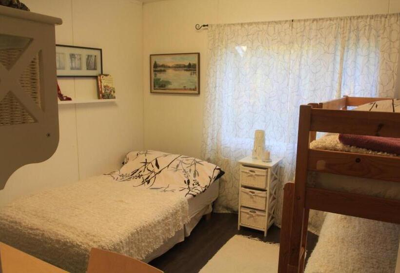 חדר סטנדרט לשלושה עם חדר אמבטיה משוף, Wanha Autti Camping Rovaniemi