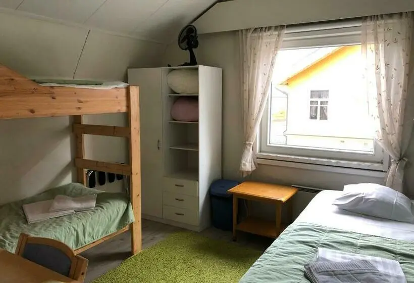 اتاق استاندارد سه تخته با سرویس بهداشتی مشترک, Hostel River