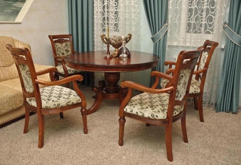 جناح سوبيريور, Coliseum