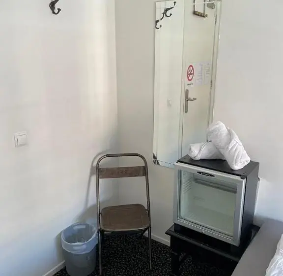 اتاق عادی, Thuis Bij Schell