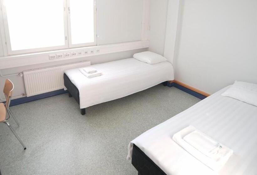 חדר אקונומי לארבעה, Lentohotelli