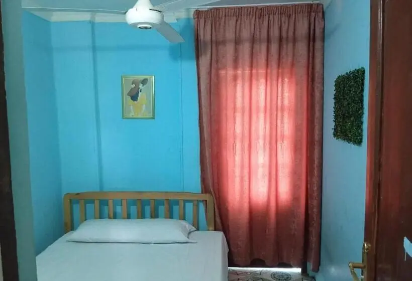 اتاق لوکس, فندق التمساح