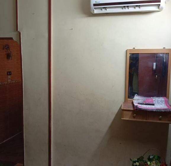 اتاق لوکس, فندق التمساح