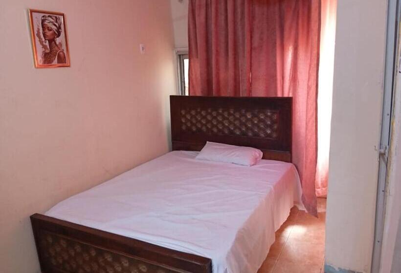 اتاق لوکس, فندق التمساح