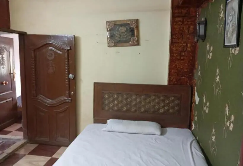 اتاق ساده سه‌ نفره, فندق التمساح