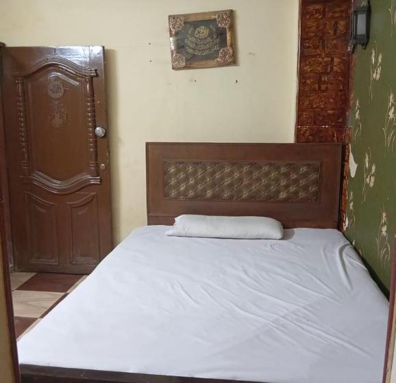 اتاق ساده سه‌ نفره, فندق التمساح