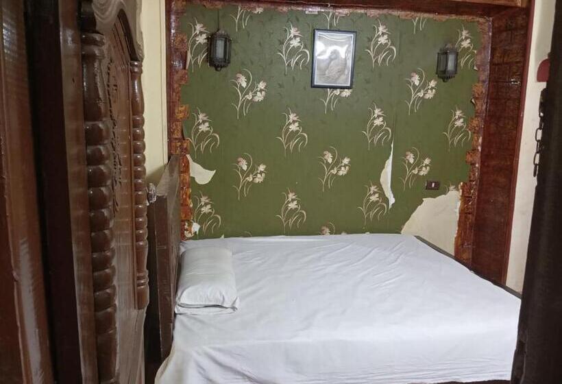 اتاق استاندارد, فندق التمساح