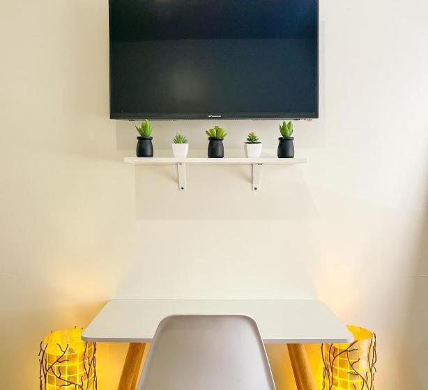 标准工作室带泳池景, Sienna Aesthetic Studio Unit With Fast Internet