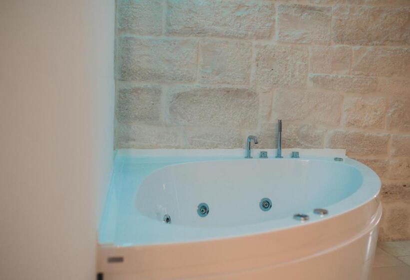 اتاق استاندارد با وان آب گرم, Relais La Muraglia   Luxury Rooms