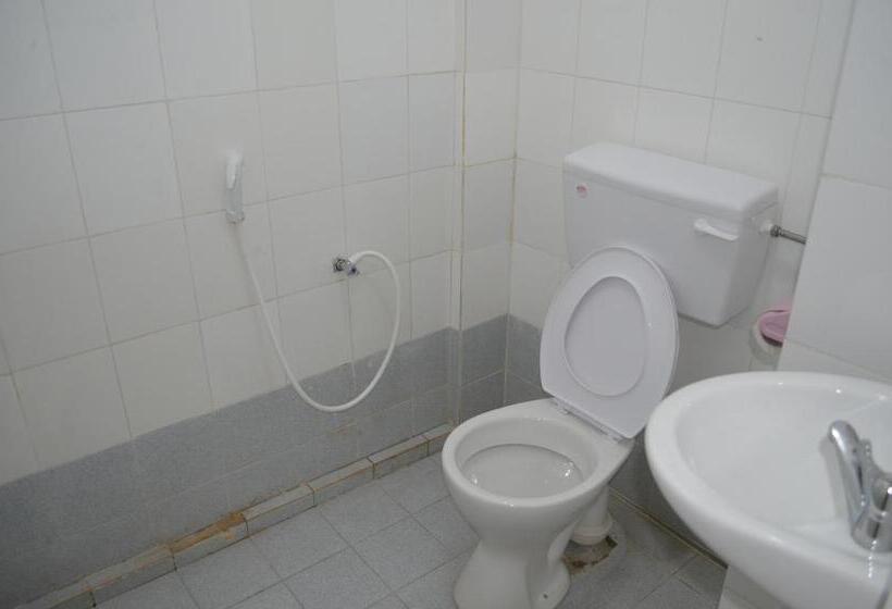 חדר משפחתי, D Bj Motel