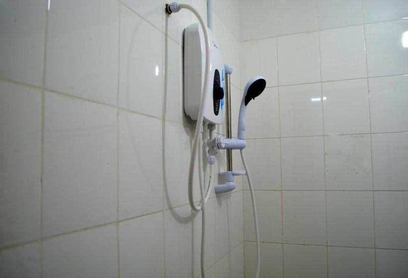 חדר משפחתי, D Bj Motel