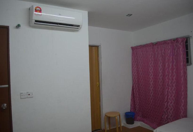 חדר משפחתי, D Bj Motel