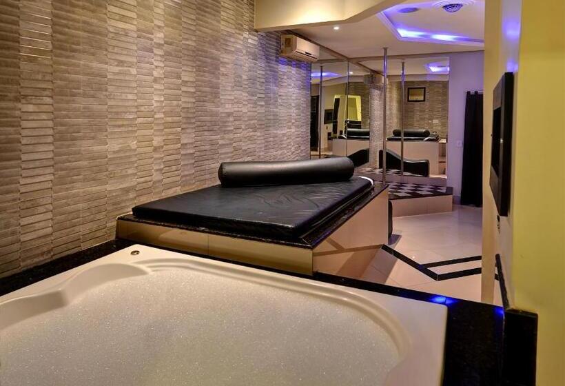 豪华套房, Deslize Motel 4