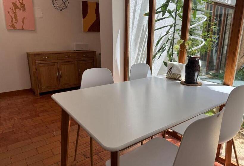 اتاق لوکس, Aomo Art Space Hostel