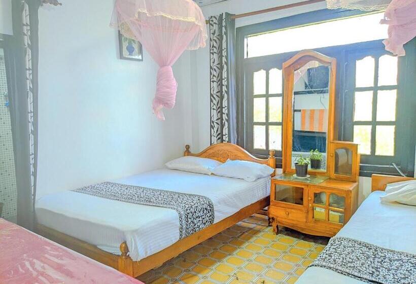 Quarto Triplo Estandar, White Home