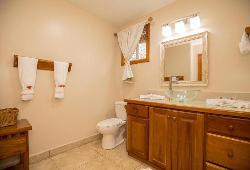 Люкс Кровать Кинг, Hidden Jewel Boutique