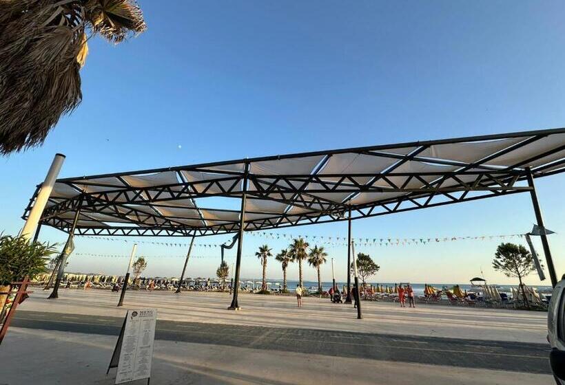 غرفة قياسية, Harper Durres