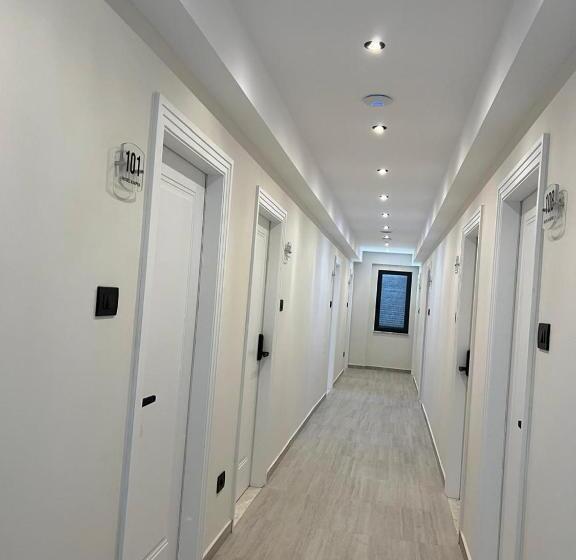 غرفة قياسية, Harper Durres