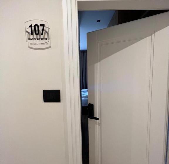 غرفة قياسية, Harper Durres