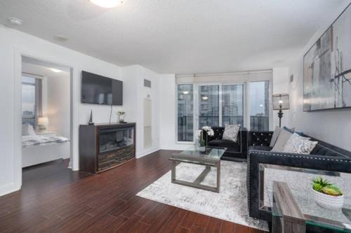 דירת שלושה חדרים, Burnhamthorpe Residence