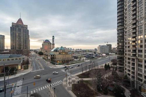 דירת שלושה חדרים, Burnhamthorpe Residence