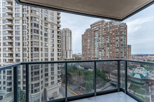 דירת שלושה חדרים, Burnhamthorpe Residence