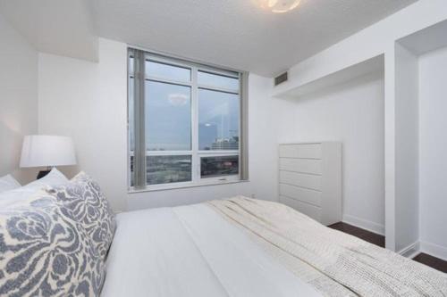 דירת שלושה חדרים, Burnhamthorpe Residence