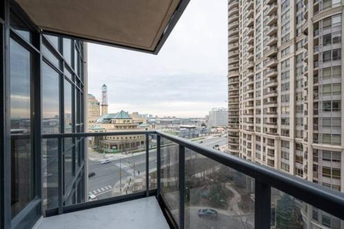 דירת שלושה חדרים, Burnhamthorpe Residence