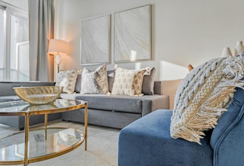 דירת חדר, Burnhamthorpe Residence