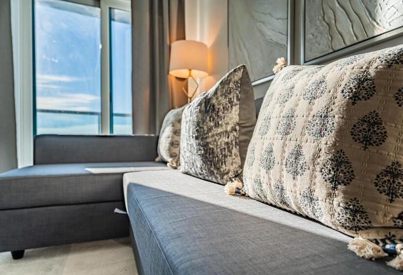 דירת חדר, Burnhamthorpe Residence