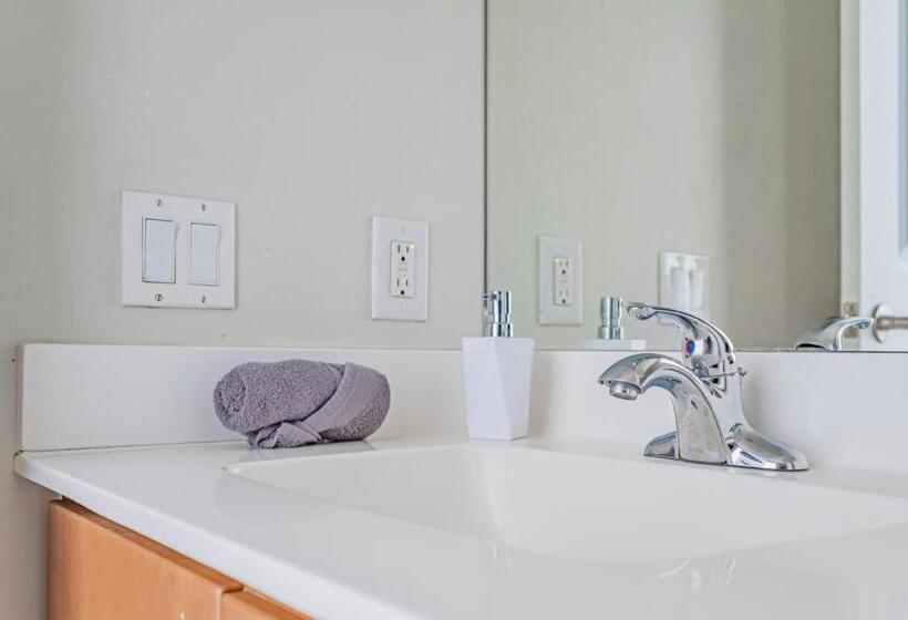 דירת חדר, Burnhamthorpe Residence