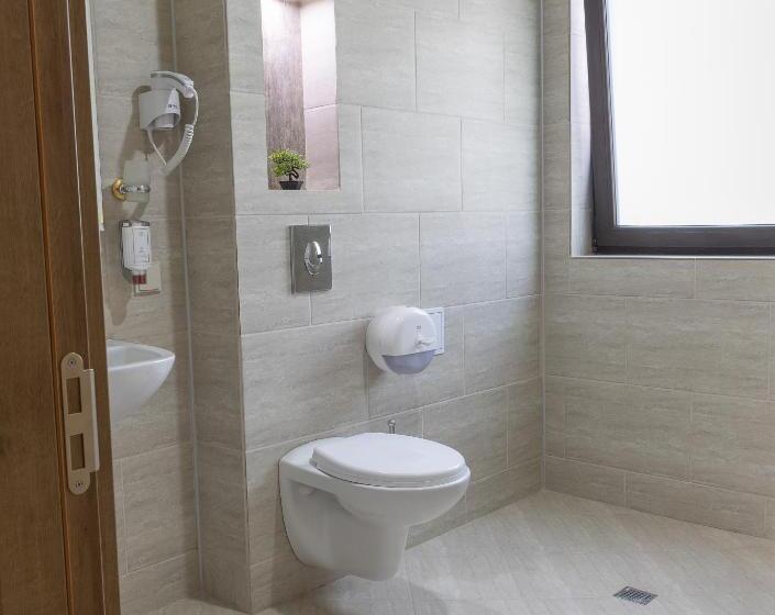 디럭스 룸, Domenic Free Parking