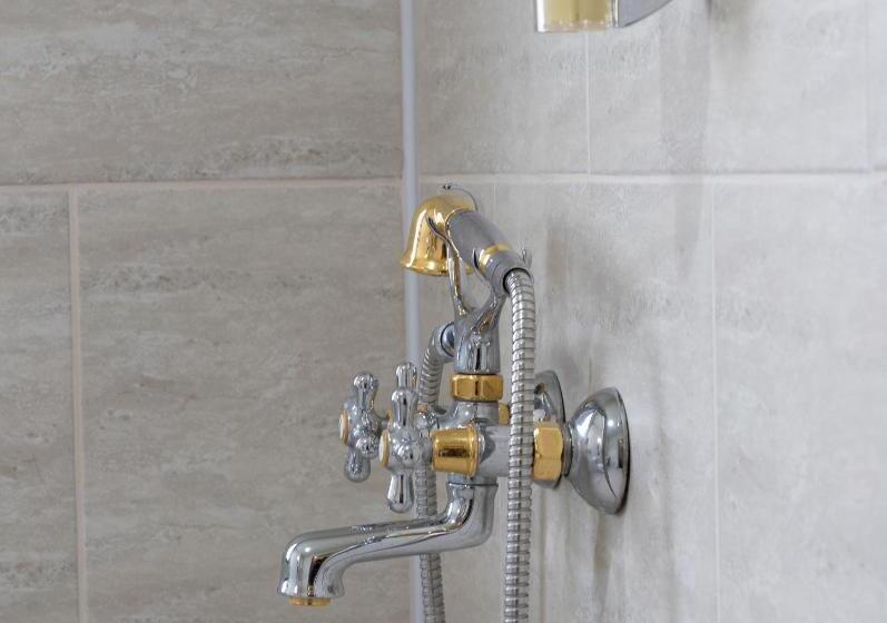 디럭스 룸, Domenic Free Parking